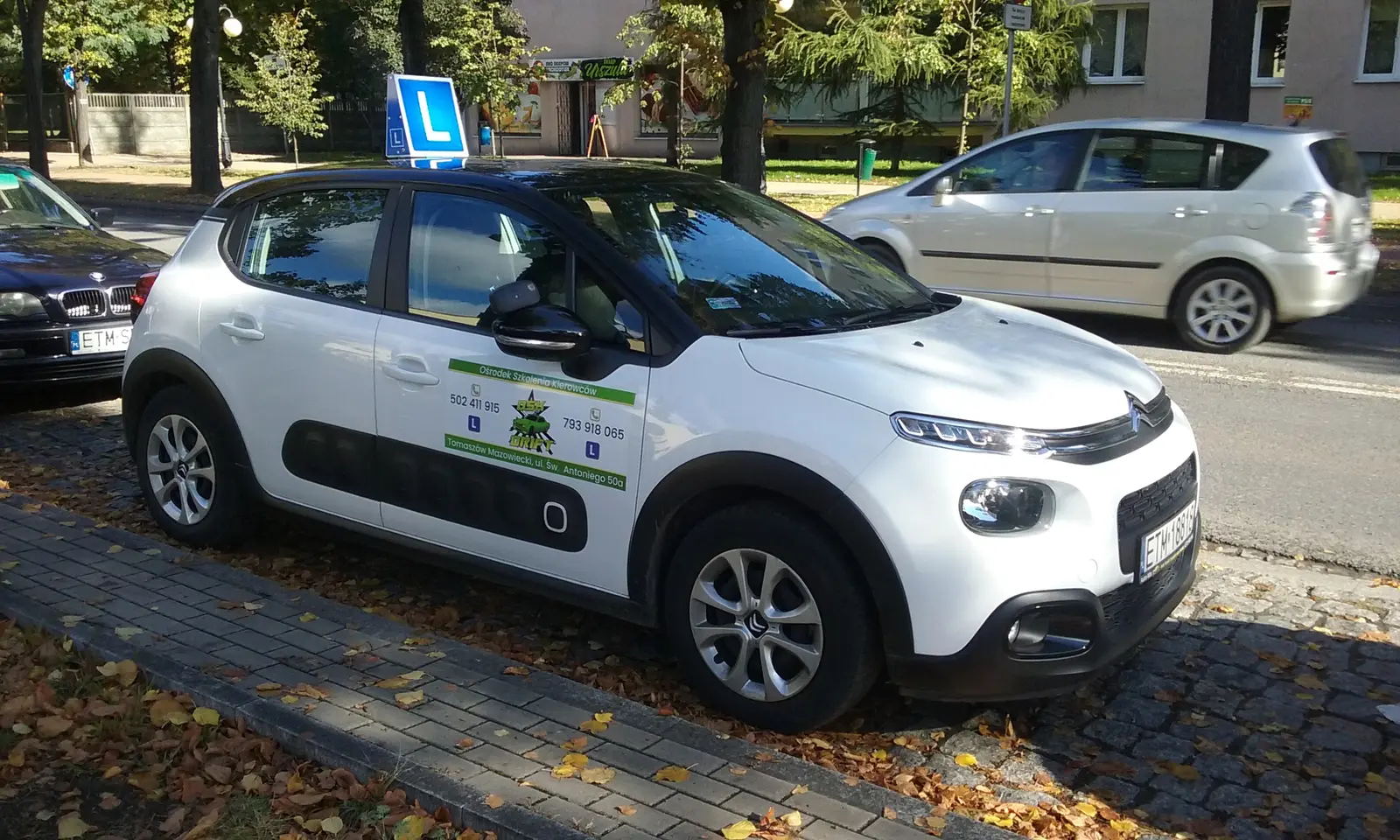 Une voiture d'auto-école dans une rue de Bruxelles